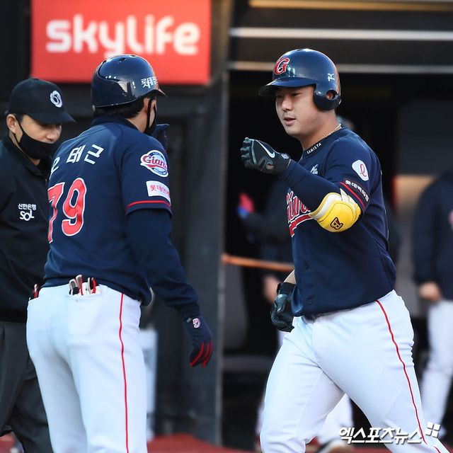 25일 오후 수원kt위즈파크에서 열린 ‘2020 신한은행 SOL KBO 리그’ 롯데 자이언츠와 kt 위즈의 경기, kt가 선발투수 배제성의 호투와 유한준의 스리런 홈런에 힘입어 롯데를 상대로 10:5로 승리하며 창단 첫 가을야구 진출을 확정지었다. 9회초 2사 롯데 강태율이 솔로 홈런을 날리고 오태근 코치와 기쁨을 나누고 있다. 엑스포츠뉴스 DB