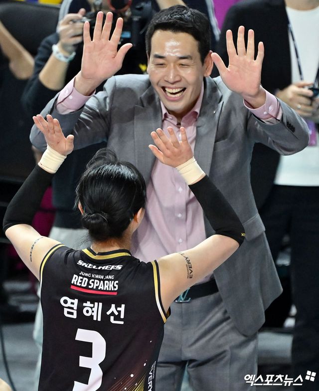 17일 오후 인천 부평구 삼산월드체육관 열린 ‘도드람 2024-2025 V-리그’ 흥국생명과 정관장의 경기, 정관장이 흥국생명에 세트스코어 3:1(25-22, 25-23, 14-25, 25-22)로 승리하며 5연승을 기록했다. 이날 경기에서 승리한 정관장 고희진 감독이 선수들과 함께 기뻐하고 있다. 엑스포츠뉴스 DB