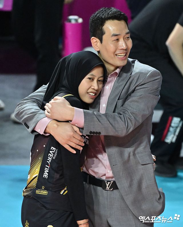 17일 오후 인천 부평구 삼산월드체육관 열린 ‘도드람 2024-2025 V-리그’ 흥국생명과 정관장의 경기, 정관장이 흥국생명에 세트스코어 3:1(25-22, 25-23, 14-25, 25-22)로 승리하며 5연승을 기록했다. 이날 경기에서 승리한 정관장 고희진 감독이 메가와 함께 기뻐하고 있다. 엑스포츠뉴스 DB