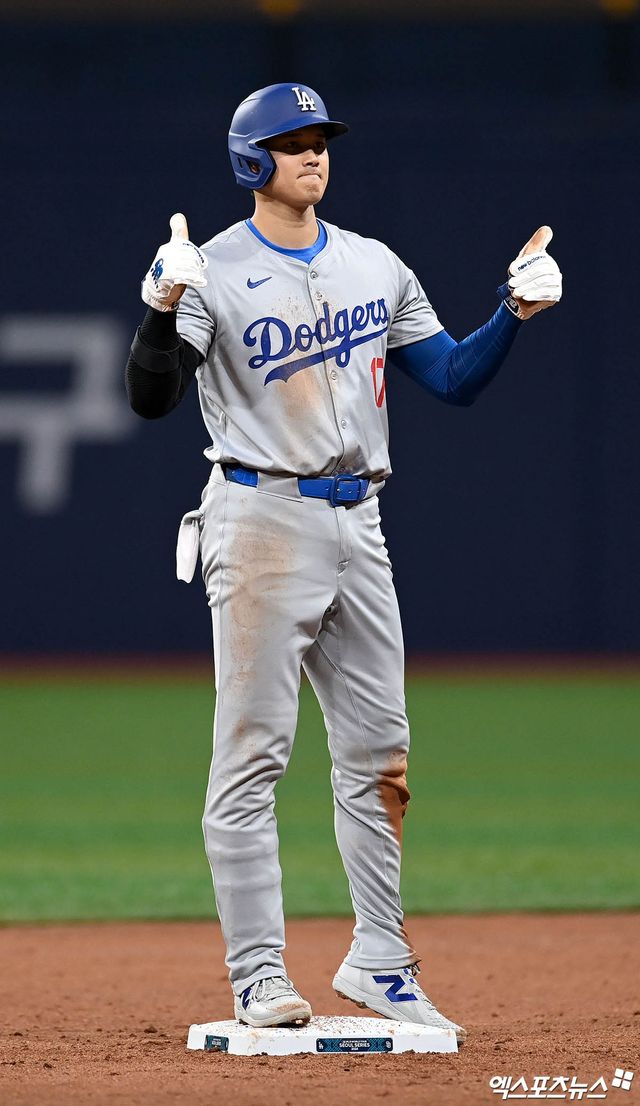 2001년생 일본인 투수 사사키 로키가 18일 미국 메이저리그 LA 다저스와 계약을 맺었다고 밝혔다. 사사키는 18일 자신의 인스타그램 계정을 통해 LA 다저스 모자와 로고가 담긴 사진을 게재하고 '다저스와 마이너 계약을 맺었다. 무척 어려운 결정이었지만, 나중에 야구 일생을 마치고 돌아봤을 때 옳은 결정이었다고 생각할 수 있도록 노력하겠다'고 밝혔다. 메이저리그는 만 25세 이하, 프로 입단 후 6년 미만의 선수에 대해 국제아마추어 선수 계약을 적용하고 있다. 올해 만 24세인 사사키는 미일 프로야구 협정에 따라 일반 자유계약선수(FA)가 아닌 국제 아마추어 선수로 분류된다. 사사키는 이번 계약으로 오타니 쇼헤이, 김혜성과 올시즌 한솥밥을 먹게 됐다. 엑스포츠뉴스DB
