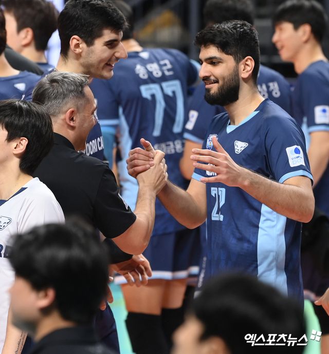 31일 오후 서울 장충체육관에서 열린 ‘도드람 2024-2025 V-리그’ 우리카드와 한국전력의 경기, 우리카드가 한국전력을 상대로 세트 스코어 3-1(24-26, 25-22, 25-18, 25-21)로 승리를 거두며 3연패를 끊었다. 이날 경기를 승리로 마친 우리카드 파에스 감독, 알리가 기뻐하고 있다. 엑스포츠뉴스 DB
