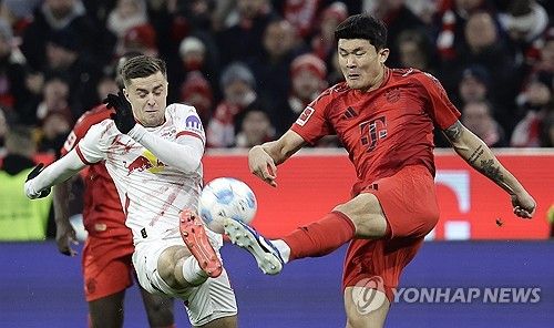 바이에른 뮌헨은 18일(한국시간) 오후 11시 30분에 독일 뮌헨에 위치한 알리안츠 아레나에서 열리는 볼프스부르크와의 2024-25시즌 분데스리가 18라운드 홈경기를 앞두고 선발 명단을 발표했다. 직전 경기에서 아킬레스건 문제로 휴식을 취했던 김민재는 다시 선발 명단에 복귀했다. 김민재가 선발로 돌아오면서 에릭 다이어는 다시 벤치로 내려갔다. 연합뉴스