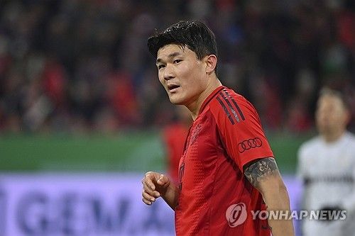 바이에른 뮌헨은 18일(한국시간) 오후 11시 30분에 독일 뮌헨에 위치한 알리안츠 아레나에서 열리는 볼프스부르크와의 2024-25시즌 분데스리가 18라운드 홈경기를 앞두고 선발 명단을 발표했다. 직전 경기에서 아킬레스건 문제로 휴식을 취했던 김민재는 다시 선발 명단에 복귀했다. 김민재가 선발로 돌아오면서 에릭 다이어는 다시 벤치로 내려갔다. 연합뉴스