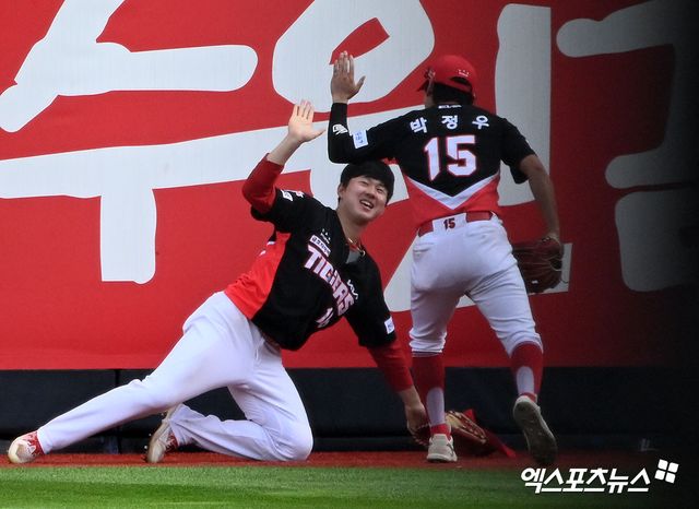 16일 오후 수원KT위즈파크에서 열린 '2024 신한 SOL Bank KBO리그' KIA 타이거즈와 KT 위즈의 경기, 8회말 2사 KIA 최원준이 KT 강백호의 타구를 잡아낸 후 박정우와 하이파이브를 하고 있다. 엑스포츠뉴스 DB