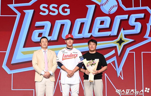 가운데에 선 SSG 랜더스 신인 포수 이율예가 지난해 9월 열린 2025 KBO 신인드래프트에서 1라운드에 SSG의 지명을 받은 뒤 기념촬영하고 있다. 엑스포츠뉴스 DB