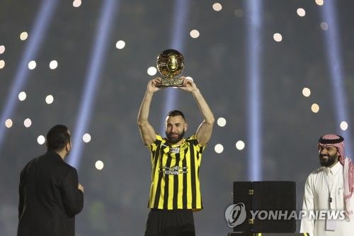 스페인 매체 '피차헤스'가 19일(한국시간) 사우디아라비아가 레알 마드리드 에이스 벨링엄 이적 가능성을 타진하고 있다고 전했다.&nbsp;연합뉴스