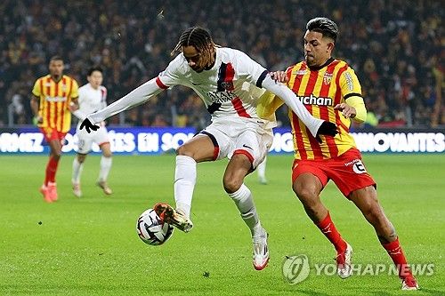 이강인이 혹평을 들었다. 기술적으로 충분하지 못했고, 심지어 팀의 공격 전개를 방해했다는 쓴소리가 나왔다. 물론 이강인이 비교적 이른 시간 교체되어 나온 것은 맞지만, 주어진 시간 안에 나름대로 준수한 활약을 펼쳤음에도 불구하고 현지 매체는 이강인을 인정하지 않았다. 이강인이 60분간 뛰며 인상적인 장면을 몇 차례 만들었다는 점을 생각하면 이해하기 힘든 평가다. 사진 연합뉴스