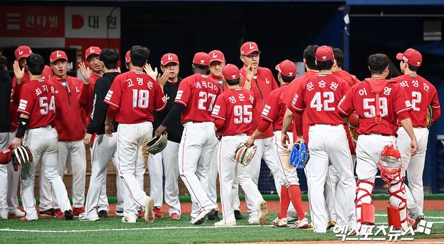 SSG 랜더스 선수들과 코칭스태프가 지난해 정규시즌 경기에서 승리한 뒤 하이파이브하고 있다. 엑스포츠뉴스 DB