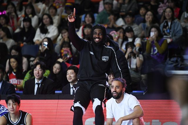 '2024-2025시즌 KCC 프로농구 올스타전'이 19일 부산 사직체육관에서 열렸다. 크블몽 센터 워니는 덩크슛 6개를 포함해 양 팀 최다 41득점으로 맹활약해 올스타전 MVP를 차지했다. KBL