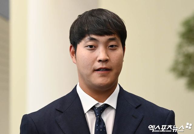 키움 히어로즈가 2024 스프링 캠프를 마치고 6일 오전 인천국제공항을 통해 귀국했다. 키움 조상우가 입국장에서 취재진과 인터뷰를 나누고 있다. 엑스포츠뉴스 DB