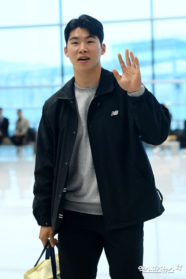 미국 메이저리그(MLB) LA 다저스와 계약한 김혜성이 14일 오후 인천국제공항을 통해 출국하고 있다. 김혜성은 포스팅 마감 약 4시간을 앞두고 지난 4일 LA 다저스와 3+2년 최대 2200만 달러(약 323억8400만원)에 계약하며 MLB 진출의 꿈을 이뤘다. 출국 후 김혜성은 애리조나주 글렌데일 캐멀백랜치에서 열리는 LA 다저스 스프링캠프에 합류해 본격적인 데뷔 시즌 준비에 나설 예정이다. 엑스포츠뉴스 DB