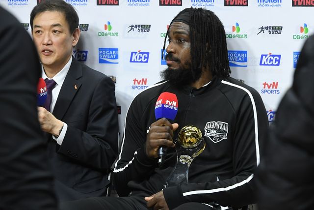 '2024-2025시즌 KCC 프로농구 올스타전'이 19일 부산 사직체육관에서 열렸다. 크블몽 센터 워니(가운데)는 덩크슛 6개를 포함해 양 팀 최다 41득점으로 맹활약해 올스타전 MVP를 차지했다. KBL