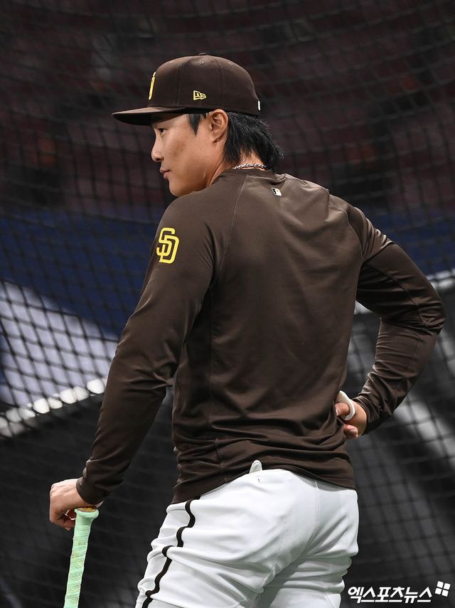 16일 오후 서울 구로구 고척스카이돔에서 '2024 메이저리그 월드투어 서울 시리즈' 샌디에이고 파드리스 훈련이 진행됐다. 이날 훈련에 참석한 샌디에이고 김하성이 타격 훈련을 지켜보고 있다. 엑스포츠뉴스 DB