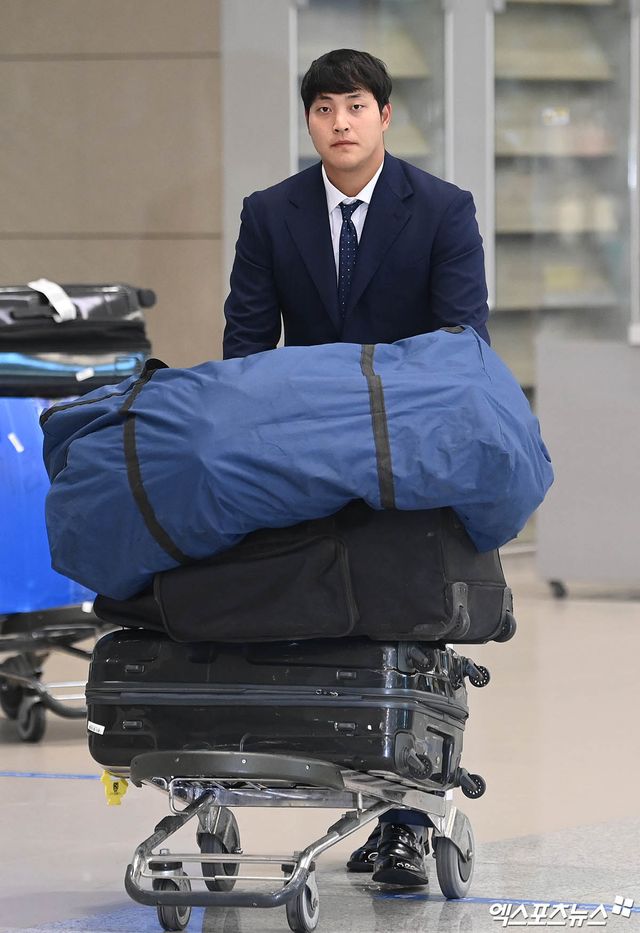 키움 히어로즈가 2024 스프링 캠프를 마치고 6일 오전 인천국제공항을 통해 귀국했다. 키움 조상우가 입국장을 나서고 있다. 엑스포츠뉴스 DB