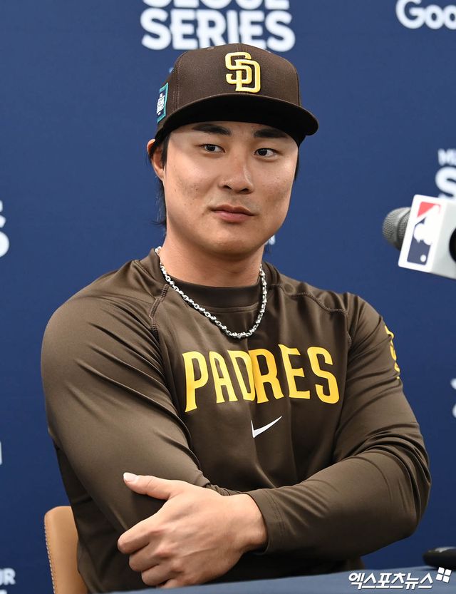 16일 오후 서울 구로구 고척스카이돔에서 '2024 메이저리그 월드투어 서울 시리즈' 샌디에이고 파드리스 공식 기자회견이 진행됐다. 이날 기자회견에 참석한 샌디에이고 김하성이 취재진의 질문을 듣고 있다. 엑스포츠뉴스 DB