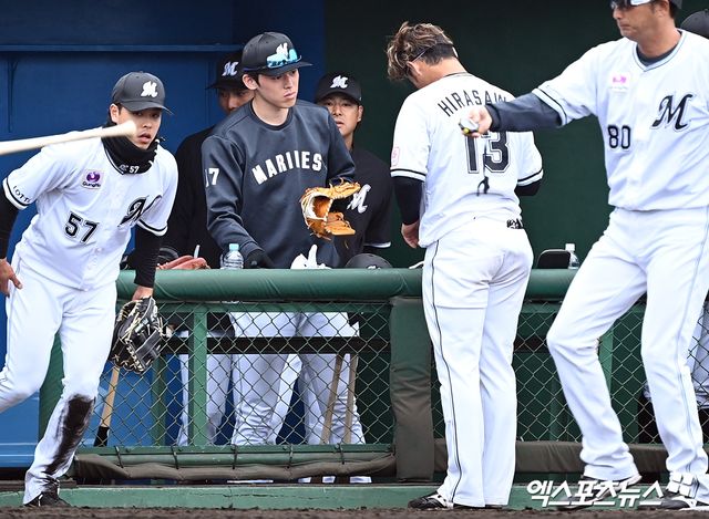 25일 오후 일본 오키나와현 니시자키 구장에서 롯데 자이언츠와 지바 롯데의 교류전 2차전이 열렸다. 이날 경기는 지바 롯데가 8:1로 승리를 거뒀다. 지바 롯데 사사키가 히라사와 타이가의 글러브를 챙겨주고 있다. 엑스포츠뉴스 DB