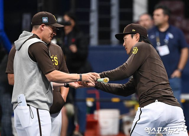 16일 오후 서울 구로구 고척스카이돔에서 '2024 메이저리그 월드투어 서울 시리즈' 샌디에이고 파드리스 훈련이 진행됐다. 이날 훈련에 참석한 샌디에이고 김하성이 타격 코치와 이야기를 나누고 있다. 엑스포츠뉴스 DB