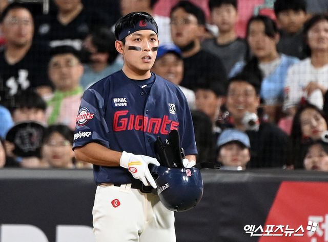 롯데 외야수 황성빈은 2024시즌 인상적인 활약을 바탕으로 연봉 인상률 103.9%를 기록했다. 지난해 7600만원에서 올해 1억 5500만원을 받는다. 엑스포츠뉴스 DB