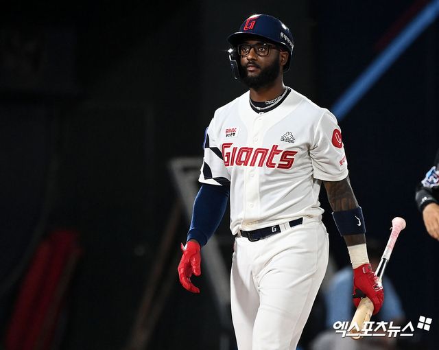 1일 오후 부산 동래구 사직야구장 열린 ’2023 신한은행 SOL KBO리그’ NC 다이노스와 롯데 자이언츠의 경기, 11회말 1사 1루 롯데 구드럼이 헛스윙 삼진을 당하고 있다. 엑스포츠뉴스 DB