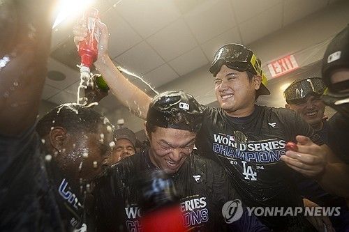 디펜딩 챔피언 다저스는 비시즌 FA 시장을 휩쓸고 있다. 선수들은 타팀의 더 좋은 계약 조건보다도 다저스와 손을 잡았다. 다저스에는 어떤 매력이 있을까. 연합뉴스 AP