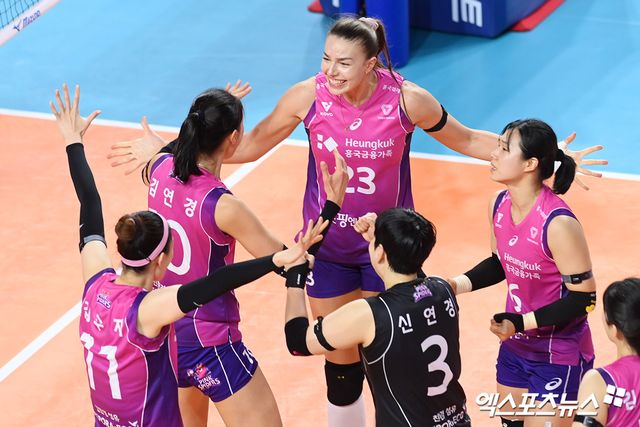 21일 오후 인천 부평구 삼산월드체육관 열린 ‘도드람 2024-2025 V-리그’ 흥국생명과 IBK기업은행의 경기, 흥국생명이 세트 스코어 3:1(25:18 18:25 25:20 25:23)으로 승리를 거뒀다. 경기를 마친 흥국생명 선수들이 기뻐하고 있다. 인천, 고아라 기자