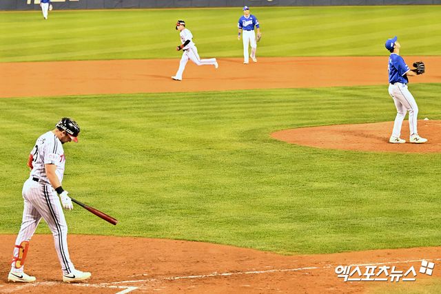 17일 오후 서울 송파구 잠실야구장에서 열린 '2024 신한 SOL Bank KBO 포스트시즌' 삼성 라이온즈와 LG 트윈스의 플레이오프 3차전 경기, 5회말 2사 1,2루 삼성 김윤수가 LG 오스틴을 우익수 플라이로 처리한 후 박수를 치고 있다. 엑스포츠뉴스DB