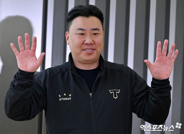 KIA 타이거즈 선수단이 스프링캠프 참가를 위해 22일 오전 인천국제공항을 통해 미국 캘리포니아주 어바인으로 출국했다. KIA 이범호 감독이 포즈를 취하고 있다. 인천공항, 김한준 기자