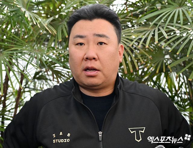 KIA 타이거즈 선수단이 스프링캠프 참가를 위해 22일 오전 인천국제공항을 통해 미국 캘리포니아주 어바인으로 출국했다. KIA 이범호 감독이 취재진과 대화를 나누고 있다. 인천공항, 김한준 기자