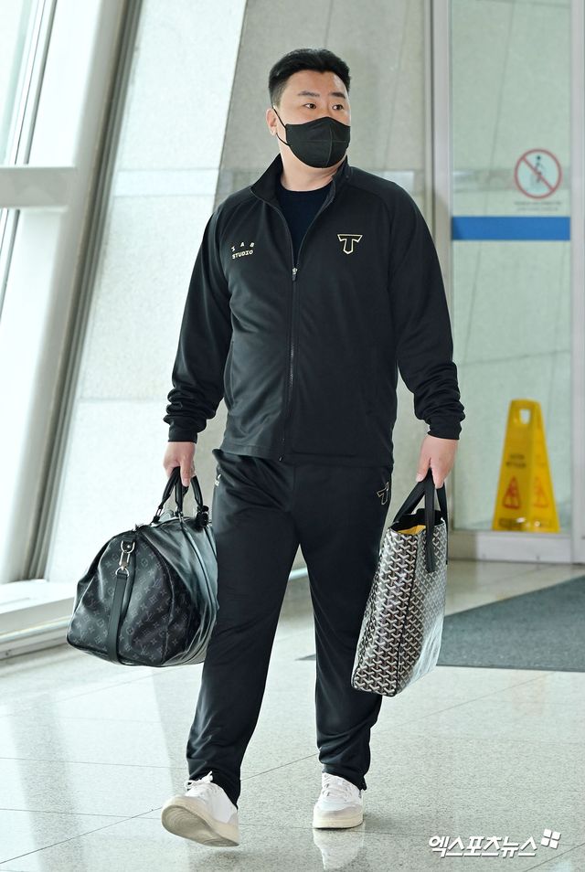 KIA 타이거즈 선수단이 스프링캠프 참가를 위해 22일 오전 인천국제공항을 통해 미국 캘리포니아주 어바인으로 출국했다. KIA 이범호 감독이 출국장으로 향하고 있다. 인천공항, 김한준 기자