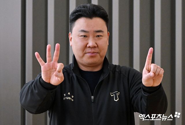 KIA 타이거즈 선수단이 스프링캠프 참가를 위해 22일 오전 인천국제공항을 통해 미국 캘리포니아주 어바인으로 출국했다. KIA 이범호 감독이 포즈를 취하고 있다. 인천공항, 김한준 기자