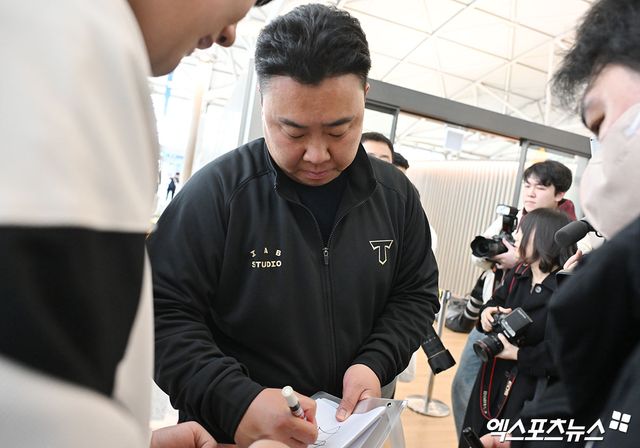 KIA 타이거즈 선수단이 스프링캠프 참가를 위해 22일 오전 인천국제공항을 통해 미국 캘리포니아주 어바인으로 출국했다. KIA 이범호 감독이 팬들에게 사인을 해주고 있다. 인천공항, 김한준 기자