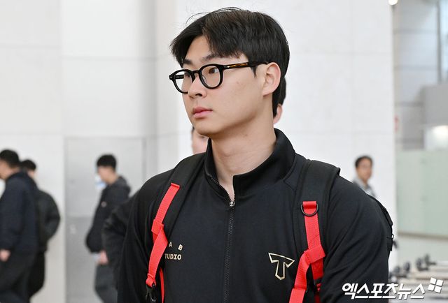 KIA 타이거즈 선수단이 스프링캠프 참가를 위해 22일 오전 인천국제공항을 통해 미국 캘리포니아주 어바인으로 출국했다. KIA 곽도규가 출국 수속을 밟고 있다. 인천공항, 김한준 기자