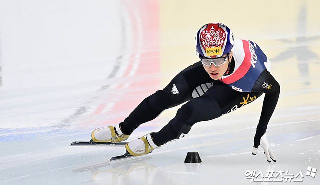 한국 쇼트트랙 대표팀 김태성이 지난달 15일 서울 양천구 목동아이스링크에서 열린 2024-2025 국제빙상경기연맹(ISU) 쇼트트랙 월드투어 4차 대회에서 역주하고 있다. 엑스포츠뉴스 DB
