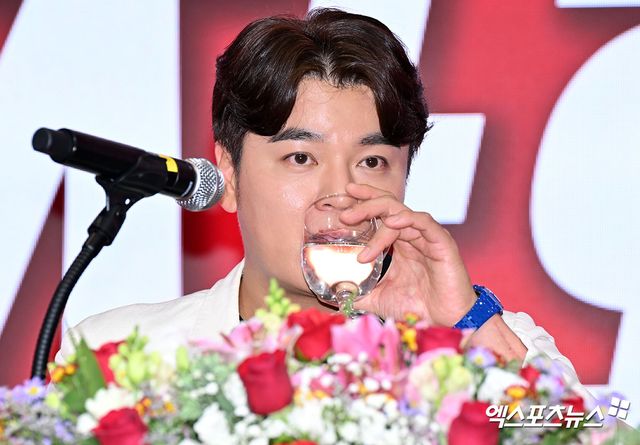 7일 오후 인천 송도 경원재 앰배서더 인천에서 SSG 추신수 은퇴 기자회견이 진행됐다. 이날 기자회견에 참석한 추신수가 물을 마시고 있다. 엑스포츠뉴스 DB