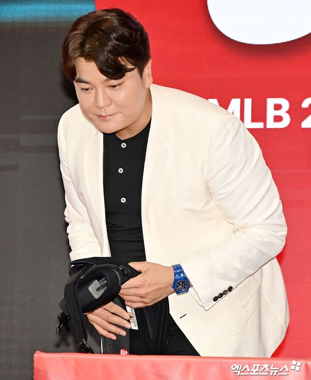 7일 오후 인천 송도 경원재 앰배서더 인천에서 SSG 추신수 은퇴 기자회견이 진행됐다. 이날 기자회견에 참석한 추신수가 인사를 하고 있다. 엑스포츠뉴스 DB