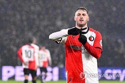 바이에른 뮌헨은 23일(한국시간) 네덜란드 로테르담에 위치한 페예노르트 스타디움에서 열린 페예노르트와의 2024-2025시즌 UCL 리그 페이즈 7차전 원정 경기서 0-3으로 크게 졌다. 김민재의 클리어링 실수가 치명적인 선제 실점으로 이어졌다. 전반 21분 산티아고 히메네스에게 실점한 뮌헨은 전반 추가시간 히메네스에게 페널티킥으로 또 실점했다. 경기 막바지에는 우에다 아야세에게 쐐기 골을 내주고 무너졌다. 연합뉴스