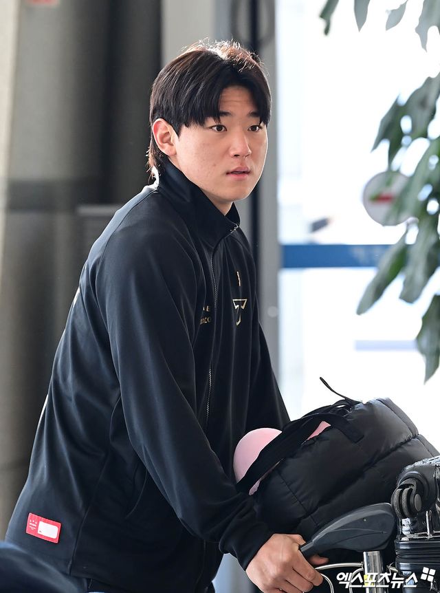 KIA 타이거즈 선수단이 스프링캠프를 위해 23일 오전 인천국제공항을 통해 미국으로 출국했다. KIA 김도영이 출국장으로 향하고 있다. 인천공항, 박지영 기자