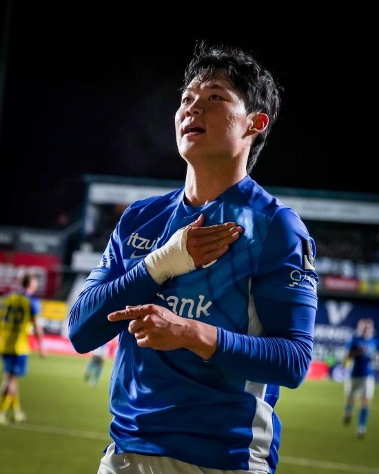 헹크가 23일(한국시간) 공식 홈페이지를 통해 한국의 유망주 스트라이커 김명준을 영입했다고 공식 발표했다. 구단이 발표한 계약 기간은 2년 반이며 2년 연장 옵션이 포함돼 있다.&nbsp;헹크