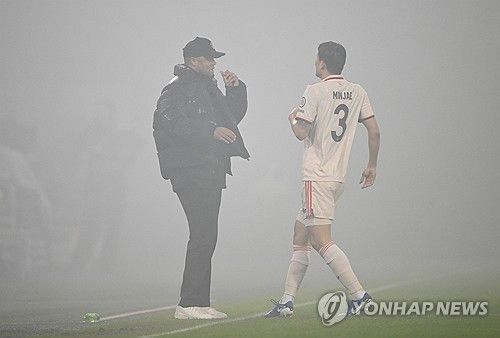 바이에른 뮌헨은 23일(한국시간) 네덜란드 로테르담에 위치한 페예노르트 스타디움에서 열린 페예노르트와의 2024-2025시즌 UCL 리그 페이즈 7차전 원정 경기서 0-3으로 크게 졌다. 김민재의 클리어링 실수가 치명적인 선제 실점으로 이어졌다. 전반 21분 산티아고 히메네스에게 실점한 뮌헨은 전반 추가시간 히메네스에게 페널티킥으로 또 실점했다. 경기 막바지에는 우에다 아야세에게 쐐기 골을 내주고 무너졌다. 연합뉴스