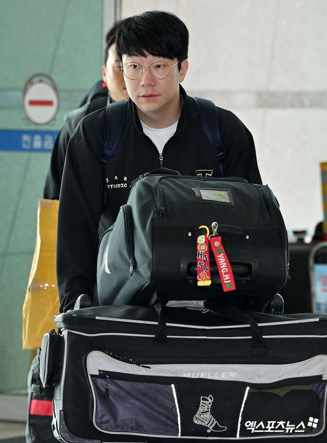 KIA 타이거즈 선수단이 스프링캠프 참가를 위해 22일 오전 인천국제공항을 통해 미국 캘리포니아주 어바인으로 출국했다. KIA 양현종이 출국장으로 향하고 있다. 엑스포츠뉴스 DB