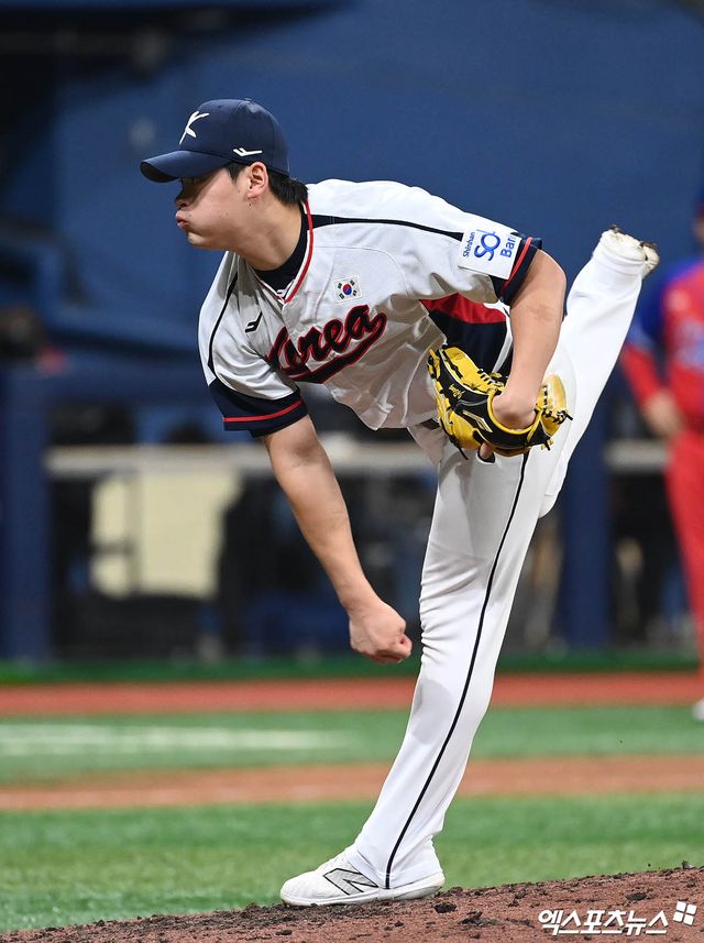 1일 오후 서울 고척스카이돔에서 열린 2024 WBSC(세계야구소프트볼연맹) 프리미어12 대한민국 야구 대표팀과 쿠바 야구 대표팀의 평가전 경기, 8회초 한국 조병현이 역투하고 있다. 엑스포츠뉴스 DB