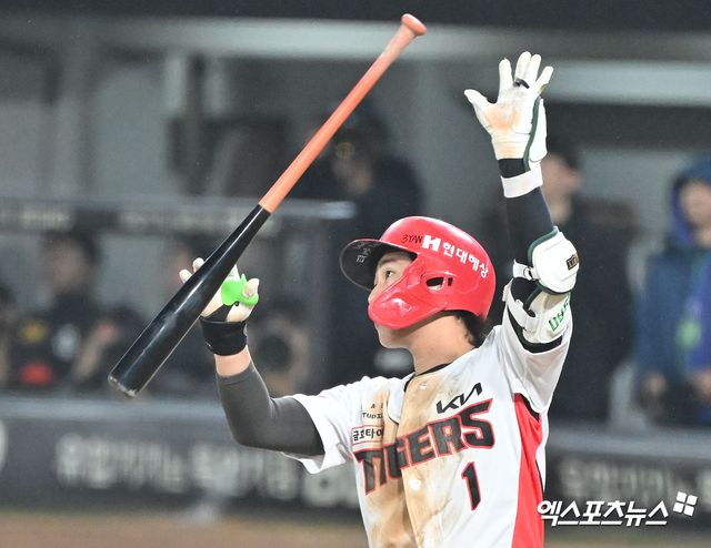 28일 오후 광주기아챔피언스필드에서 열린 '2024 신한 SOL Bank KBO 한국시리즈' 삼성 라이온즈와 KIA 타이거즈의 5차전 경기, 8회말 1사 1루 KIA 박찬호가 1타점 2루타를 날리고 있다. 엑스포츠뉴스 DB
