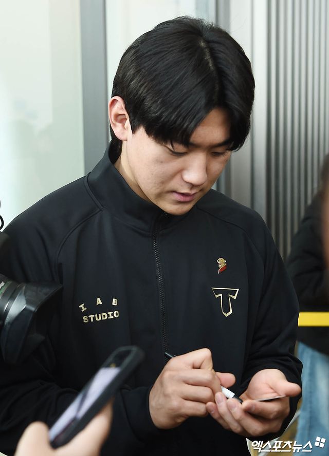 KIA 타이거즈 선수단이 스프링캠프를 위해 23일 오전 인천국제공항을 통해 미국으로 출국했다. KIA 김도영이 팬들에게 사인을 해주고 있다. 인천공항, 박지영 기자
