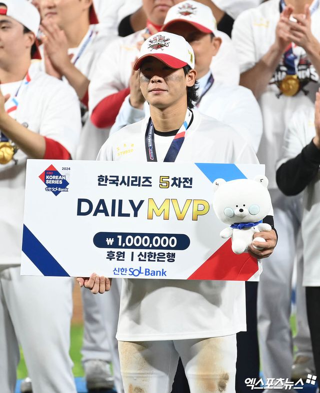 28일 오후 광주기아챔피언스필드에서 열린 '2024 신한 SOL Bank KBO 한국시리즈' 삼성 라이온즈와 KIA 타이거즈의 5차전 경기, KIA가 7:5의 스코어로 승리하며 7년 만에 통합 우승을 이뤄냈다. 경기 종료 후 KIA 박찬호가 한국시리즈 5차전 데일리 MVP 수상 기념 촬영을 하고 있다. 엑스포츠뉴스 DB