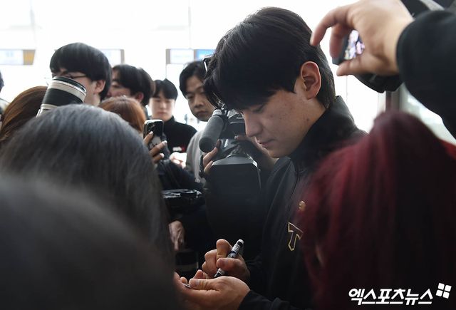 KIA 타이거즈 선수단이 스프링캠프를 위해 23일 오전 인천국제공항을 통해 미국으로 출국했다. KIA 김도영이 팬들의 사인 요청에 응하고 있다. 인천공항, 박지영 기자