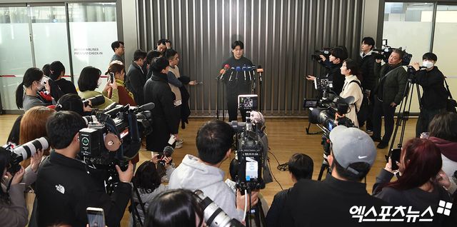 KIA 타이거즈 선수단이 스프링캠프를 위해 23일 오전 인천국제공항을 통해 미국으로 출국했다. KIA 김도영이 출국장에서 인터뷰를 하고 있다. 인천공항, 박지영 기자