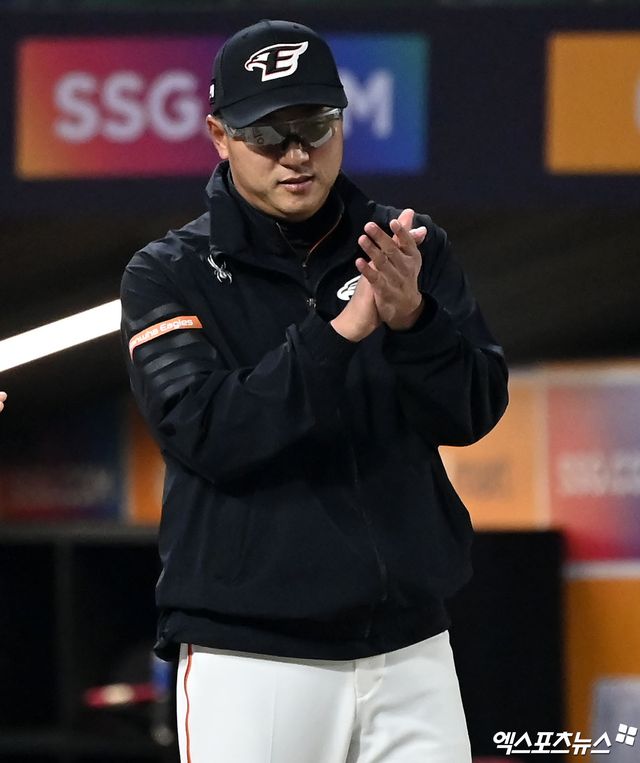 24일 오후 인천SSG랜더스필드에서 열린 '2024 신한 SOL Bank KBO리그' 한화 이글스와 SSG 랜더스의 경기, 한화가 김태연 노시환 채은성의 홈런에 힘입어 SSG에 7:5로 승리했다. 이날 경기에서 승리한 한화 최원호 감독이 선수단에게 박수를 보내고 있다. 엑스포츠뉴스 DB