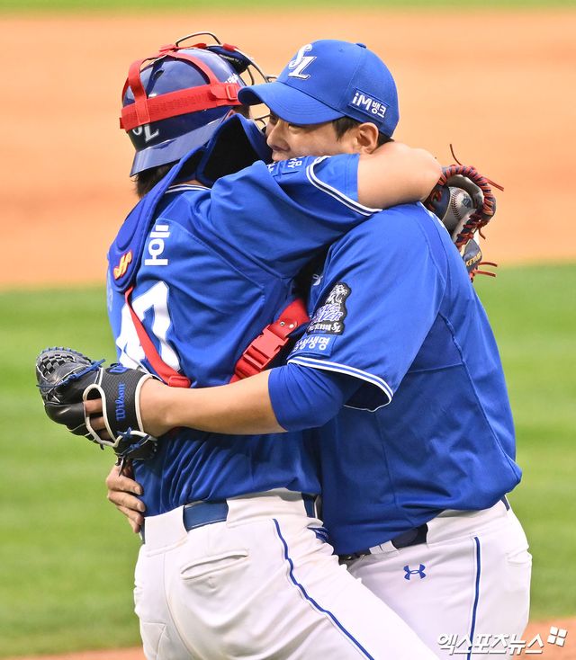 19일 오후 서울 송파구 잠실야구장에서 열린 '2024 신한 SOL Bank KBO 포스트시즌' 삼성 라이온즈와 LG 트윈스의 플레이오프 4차전 경기, 이날 경기에서 승리한 삼성 선수들이 기뻐하고 있다. 엑스포츠뉴스DB
