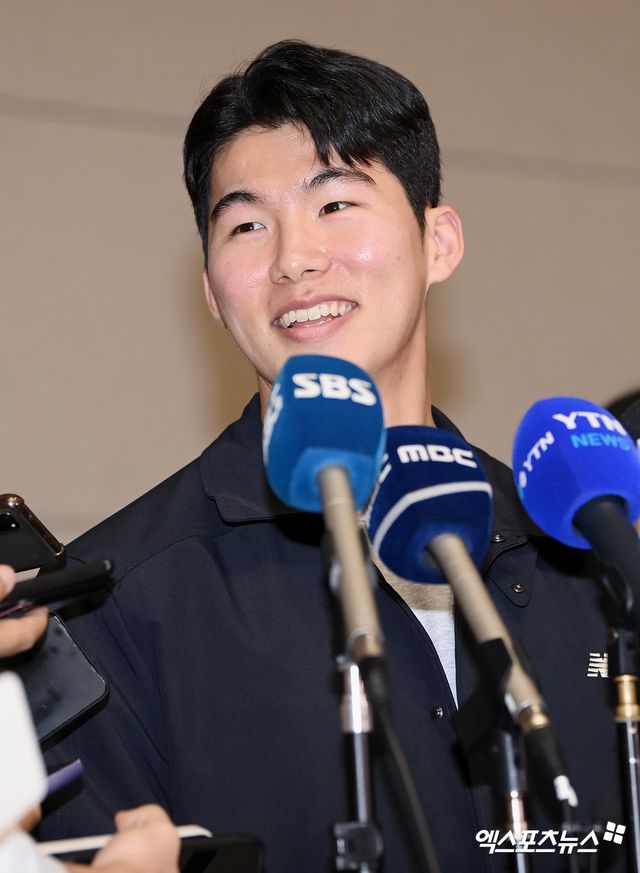 미국 메이저리그(MLB) LA 다저스와 계약한 김혜성이 14일 오후 인천국제공항을 통해 출국하고 있다. 김혜성은 포스팅 마감 약 4시간을 앞두고 지난 4일 LA 다저스와 3+2년 최대 2200만 달러(약 323억8400만원)에 계약하며 MLB 진출의 꿈을 이뤘다. 출국 후 김혜성은 애리조나주 글렌데일 캐멀백랜치에서 열리는 LA 다저스 스프링캠프에 합류해 본격적인 데뷔 시즌 준비에 나설 예정이다. 엑스포츠뉴스 DB