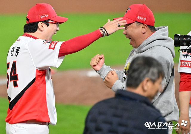 28일 오후 광주기아챔피언스필드에서 열린 '2024 신한 SOL Bank KBO 한국시리즈' 삼성 라이온즈와 KIA 타이거즈의 5차전 경기, KIA가 삼성에 7:5로 승리하며 7년 만에 통합 우승을 차지했다. 통합우승을 차지한 KIA 양현종과 이범호 감독이 기뻐하고 있다. 엑스포츠뉴스 DB